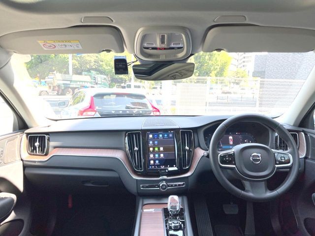 XC60アルティメットB5入庫です。サンルーフやharman/kardon高音質スピーカーなど快適装備盛りだくさん♪もちろんボルボが世界に誇る安全機能も多数装備されております。是非ご検討ください。