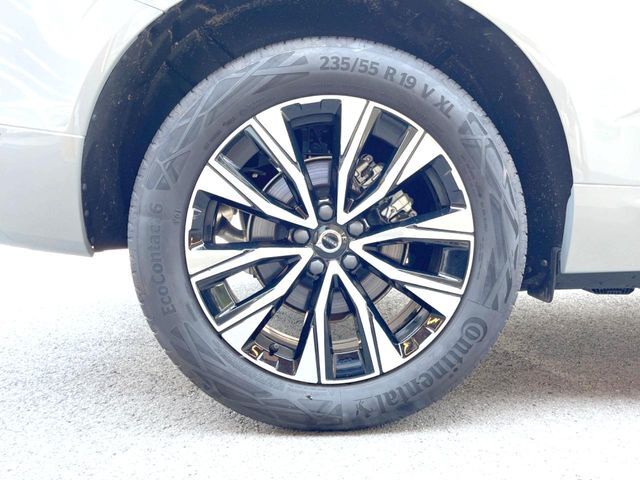 【純正19インチアルミホイール】こだわりを持ってモデル別にデザインされた純正アルミホイールを装着。しつこい鉄粉や錆に高い効果を発揮する「ホイールコーティング」の施工も受付中！
