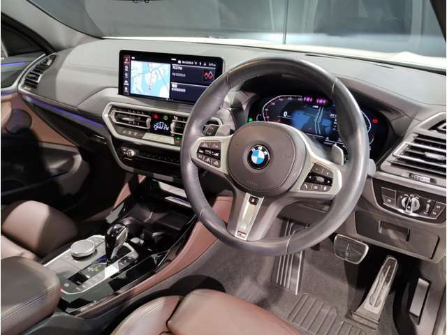 ☆センターパネルを運転席側に僅かに傾けたBMW独特のインパネ☆【駆け抜ける歓び】はここからもスタートしております☆