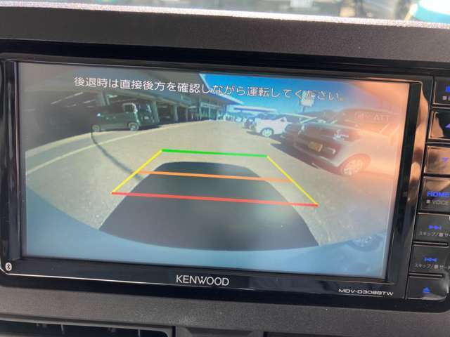 ★純正バックカメラ装備★車庫入れや縦列駐車の際、後退操作の参考になるガイドラインもモニターに表示するのでらくらくです！