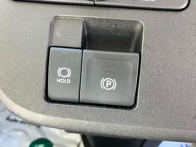 ★電動パーキングブレーキ★ブレーキペダルから足を離しても停車状態を保持できるオートブレーキホールド機能！スイッチを引き上げるだけで作動しアクセルを踏むと自動で解除します！