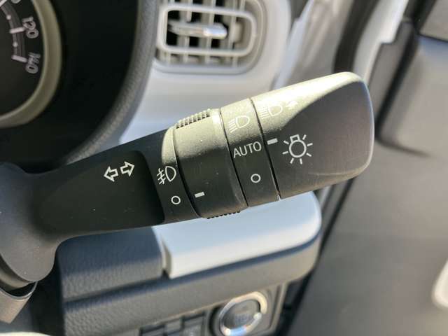 ★オートライト＆ハイビームアシスト★周囲の明るさを感知して自動でライト点灯してくれトンネルなどで便利です。さらに！対向車などを感知してハイ⇔ローも自動で切り替えてくれます。