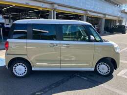 インテリアは、ホワイトを基調としたインパネ、シンプルですっきりとした明るいインテリアで、自分の部屋のように寛げるプライベート空間を実現し、フルファブリックシートでソファのような座り心地の良さを実現！