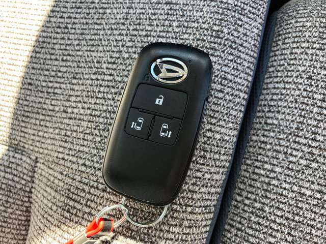 ★キーフリーシステム★リモコンキーを携帯していればキーをポケットなどから出さなくてもドアの施錠・解錠およびエンジン始動が出来ます！