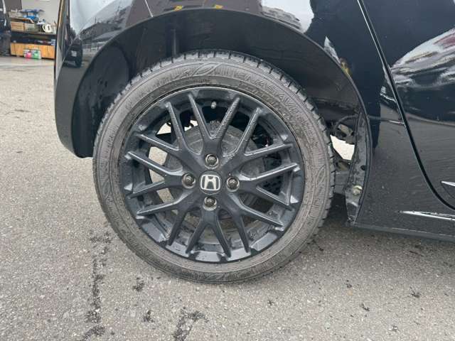 タイヤの目もしっかり有りますよ！車の基本性能の止まる部分に大事な役割をしますからね！！