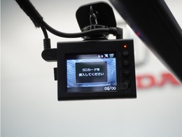◆ドライブレコーダー◆映像・音声などを記録する自動車用の装置です。　もしもの事故の際の記録はもちろん、旅行の際の思い出としてドライブの映像を楽しむことができます。