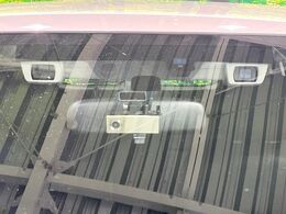 【アイサイトVer3】前方の車両等を検知し、衝突しそうな時は警報で注意を促し、ブレーキを踏む力をサポート。ブレーキを踏めなかった場合は衝突被害軽減ブレーキが作動、衝突回避をサポートします。