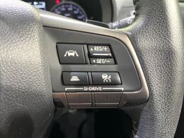 【全車速追従機能付クルーズコントロール】高速道路での長距離走行が楽に！！自動で速度を保つクルーズコントロールが、衝突軽減システムと連携し、前方の車両を感知して車間を保つように速度調節してくれます！！