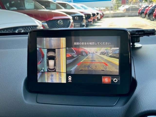 360°ビューモニターでは、両サイドとフロント、バックカメラの合成で、あたかも上空から見下ろした様に周囲を確認して頂けます。駐車場だけでなく、T字路等でも活躍のアイテムです！