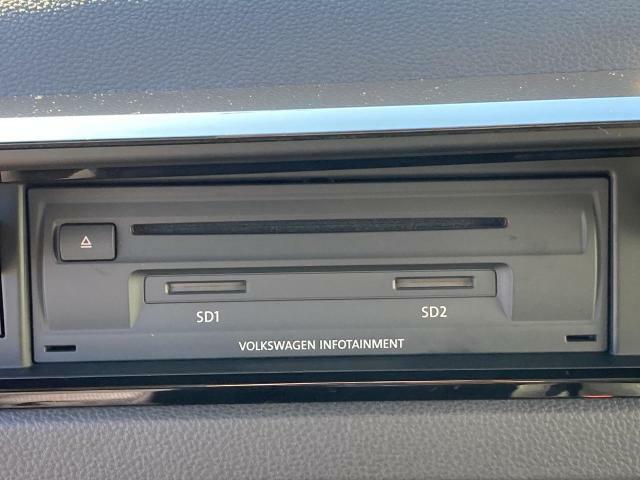 CDオーディオおよびSDカードのスロットはグローブボックス内に設置されています。お気に入りの音楽ファイルを入れてドライブに出かけましょう！