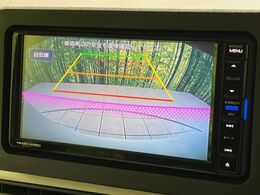 【バックカメラ】駐車時に後方がリアルタイム映像で確認できます。大型商業施設や立体駐車場での駐車時や、夜間のバック時に大活躍！運転スキルに関わらず、今や必須となった装備のひとつです！