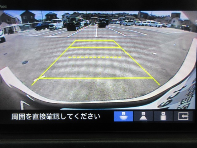 バックが苦手な方にもオススメなバックカメラ付き！広い画角で広範囲も見渡せます。