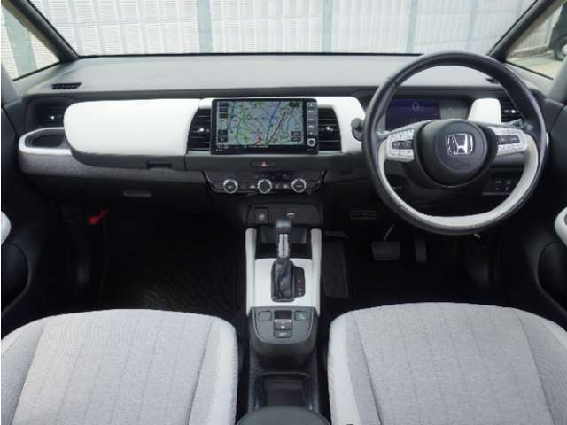 視界広々で非常に運転しやすくロングドライブでも疲れを感じさせないすっきりとまとまったインパネ周りです。