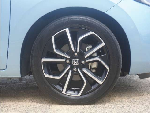 アルミホイール装着車です！これで足元まわりもおしゃれにきまります！