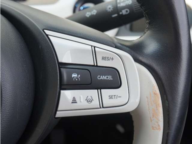 【アダプティブクルーズコントロール】予め設定した車速内でクルマが自動的に加減速。前走車との適切な車間距離を維持しながら追従走行します。【LKAS】車線維持支援システムでステアリング操作を支援。