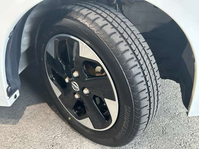 純正アルミホイールで、愛車をもっとカッコよく自動車メーカーが直接扱う純正アルミホイール。車種にマッチしたデザインで、愛車の個性を際立たせます。安全性や耐久性にも優れ、安心して使用できます。