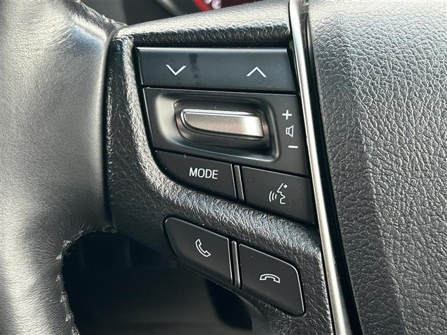 【ステアリングスイッチ】手元のボタンから、オーディオやナビなどの操作ができるので、よそ見をせずに安全に運転に集中できます！