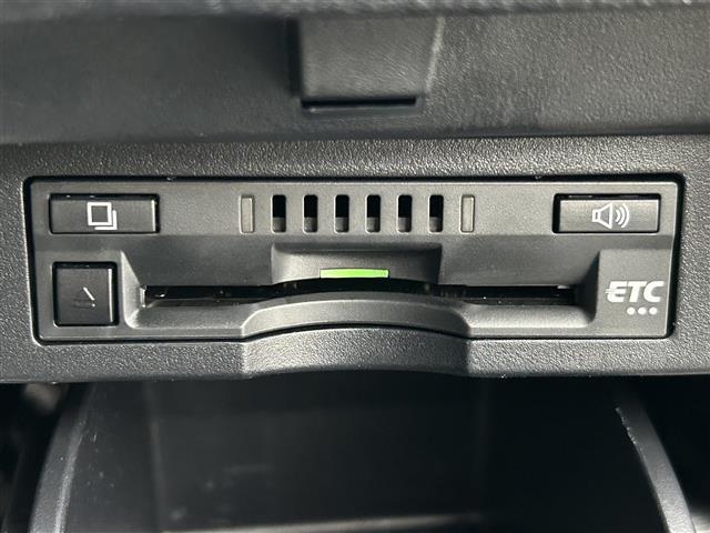 【ETC】有料道路を利用する際に料金所で停止することなく通過できる、ETC車載器（ノンストップ自動料金収受システム機器）が装備されています。セットアップを行うことで利用可能になります。