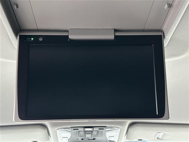 【後席モニター（フリップダウンモニター）】後部座席からも、DVDや映画・ライブ映像など様々な動画が楽しめドライブが退屈しません！※機種によって接続できる映像が異なります。