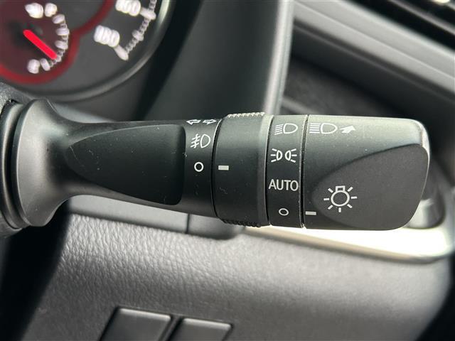 【オートライト（AUTO）】外の明るさをシステムが感知して、自動でヘッドライトが点灯します。ヘッドライトをつけ忘れを防ぐ便利機能です。