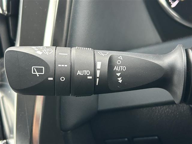 【オートワイパー（AUTO）】雨が降り出した時に、雨滴検出用センサー（レインセンサー）が雨滴を感知すると、自動でワイパーが動作します。