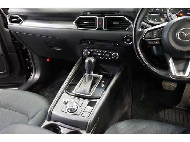 安心安全、運転しやすい【AT車】です。シフトがどこに入っているか一目瞭然！操作間違いは起きにくいかと思います。サイドブレーキはボタンタイプなので、スマートな見た目です。シンプルで操作しやすい車です。