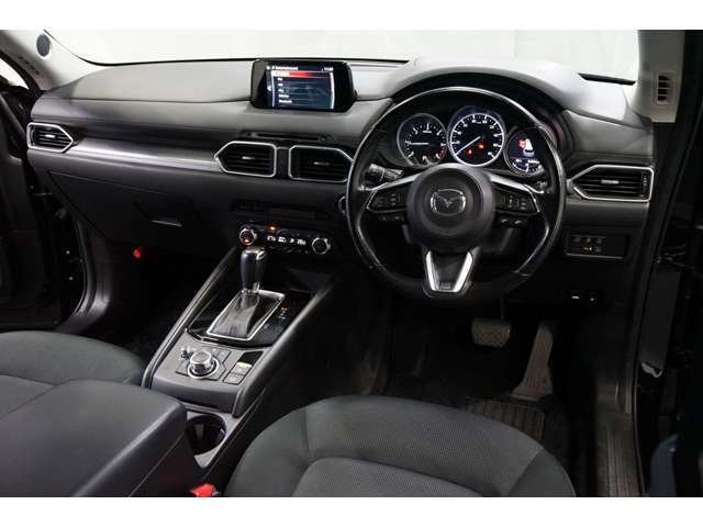 KF系マツダのCX-5、前期モデルが入荷！軽油で走行するディーゼル車です。車両重量1620kg・JC08モード燃費は19.0km/L・直列4気筒ターボエンジン・190馬力のお車です（※カタログ参照）。