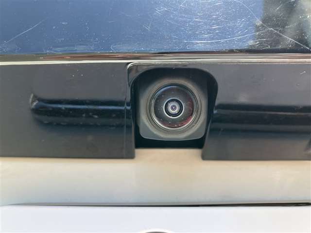 バックカメラ付いています。モニターと連動し車両後退時には後方の映像を映し出します。