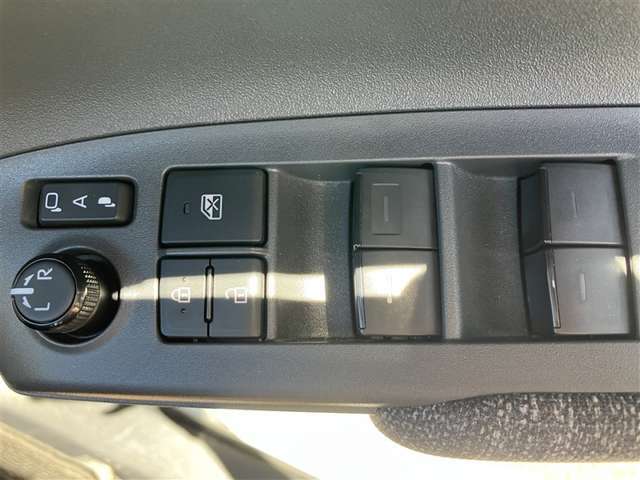 パワーウインドウスイッチです。運転席にいながら全席の窓を開閉できます。