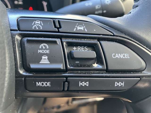 ステアリングスイッチ右部分です。クルーズコントロールの操作ができます。