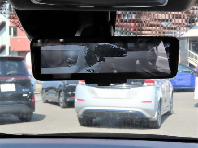 後方ピラーや荷物、後席の同乗者やガラスのくもりなど、視界が妨げられた場合でも、後方カメラからの映像で安全を確認することができます。