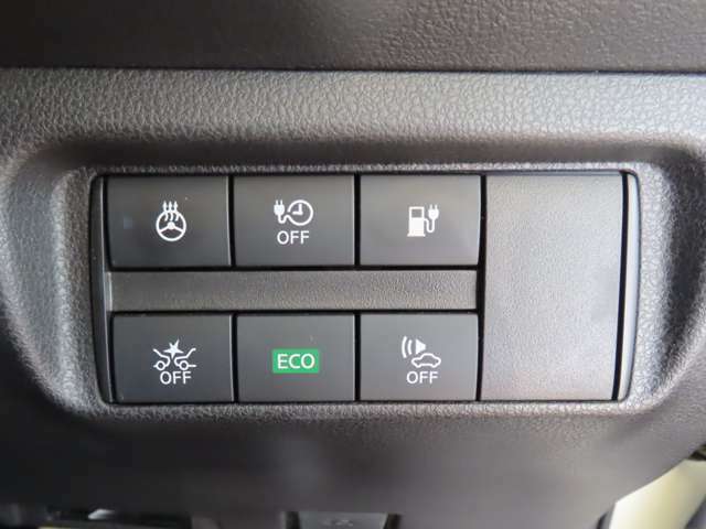 自動（被害軽減）ブレーキ、横滑り防止装置など安全装置に関する操作ボタンやヒーターハンドルなどのスイッチが付いています。