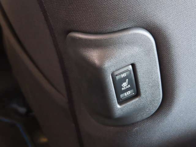 リヤシートのヒータースイッチが助手席右サイドに付ています。