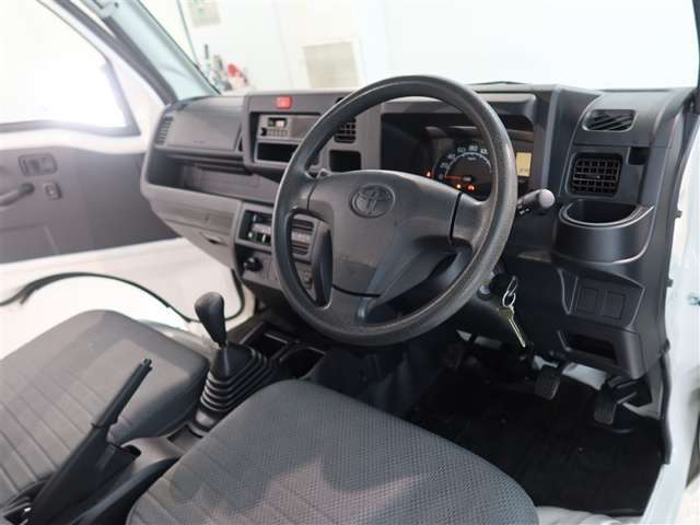 高いホールド性で運転姿勢が安定します。長距離ドライブでも疲れにくいのが魅力です。快適なドライビングライフをお送りください♪