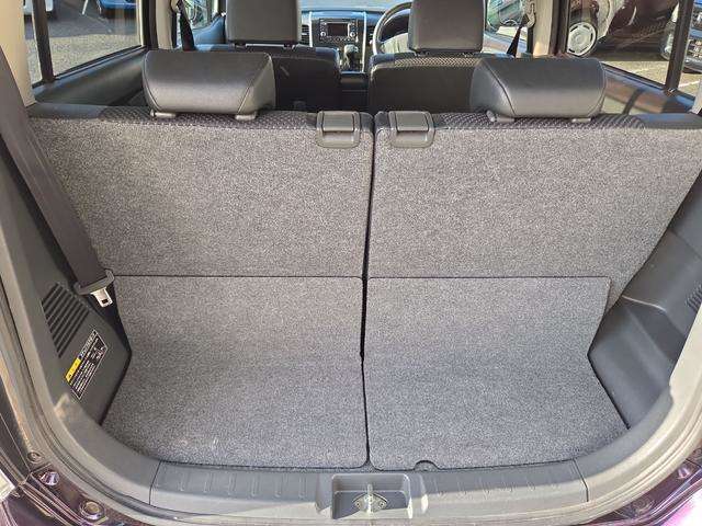 コンパクトながら普段のお買い物や通勤、送迎等に十分なスペースを確保しております！4人乗車時もしっかり荷物が積めそうですね！