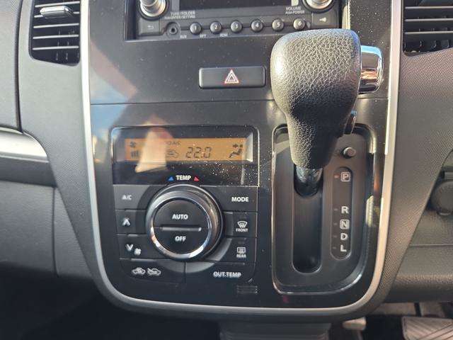 シフトレバーは手に馴染みやすいデザインで、操作のしやすさが一目見てわかります！