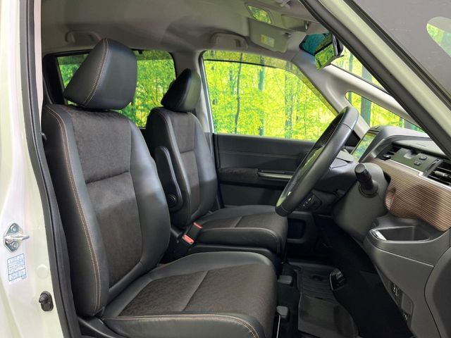 運転席シート廻りは使用感も少なく、良好な状態となっています。丁寧に使われていたことがよくわかりますね。