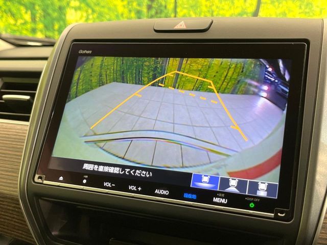 【バックカメラ】駐車時に後方がリアルタイム映像で確認できます。大型商業施設や立体駐車場での駐車時や、夜間のバック時に大活躍！運転スキルに関わらず、今や必須となった装備のひとつです！
