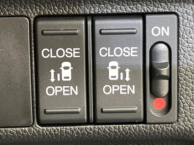 【両側パワースライドドア】スマートキーや運転席のスイッチで後席両側スライドドアの開閉が可能♪電動だから力を入れてドアを開ける必要が無く、小さなお子様でも簡単に開け閉めでき快適です♪