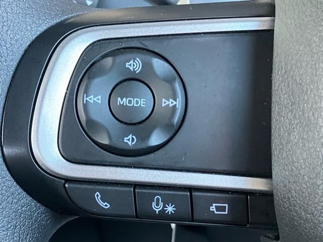 ハンドルの手元にボタンが有り、走行中でも簡単にオーディオ等の操作が可能です。