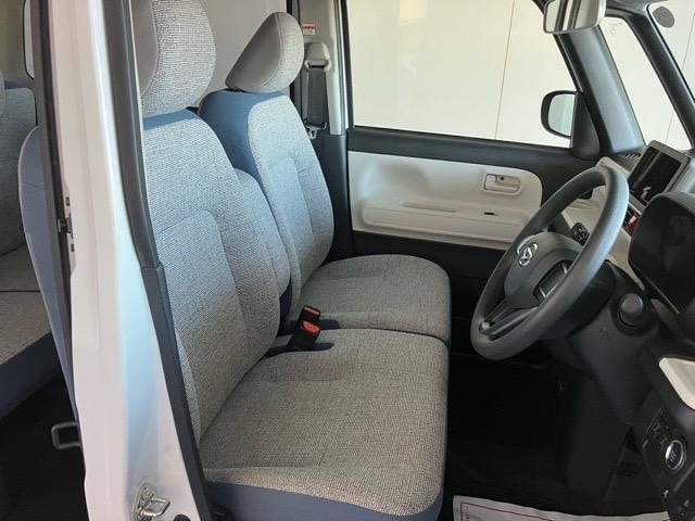 フロントベンチシートが運転席足元もゆったり、広々快適です、助手席へのウォークスルーも楽々可能ですよ☆