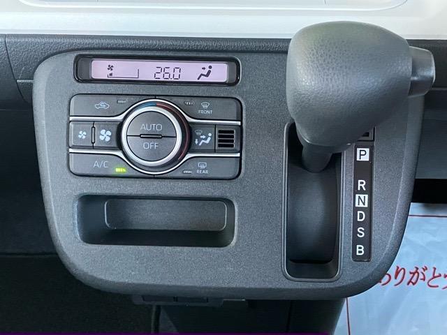 インパネにシフトレバーがございます＾＾空間を広く使うことができ、ハンドルにも近いため操作性にも優れています☆