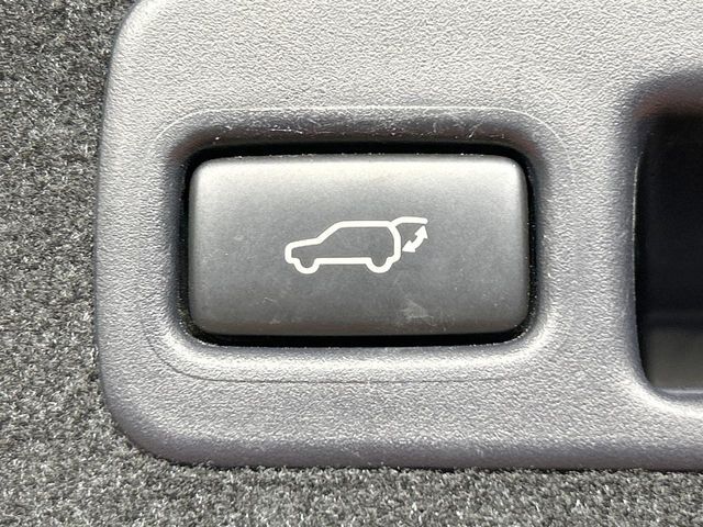 【パワーバックドア】スマートキーや運転席のボタンを押すだけでリアゲートが自動で開閉します！荷物を持っている時や、高い位置にあるバックドアを閉める際に便利な機能です♪