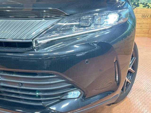 【LEDヘッドライト】悪天候や夜間走行時も良好な視界を確保し安心して運転できる高輝度LEDヘッドライトを装備！点灯速度が早く、消費電力も抑えられています。