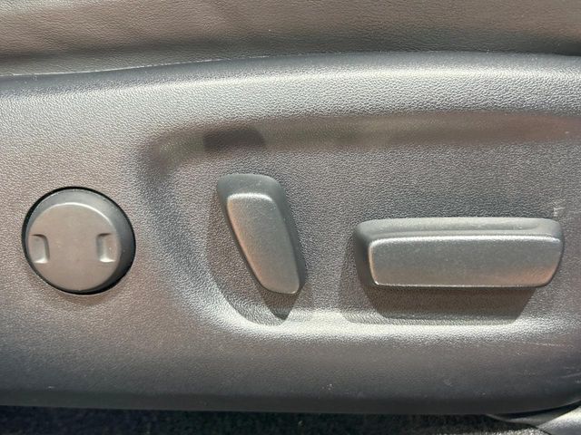 【パワーシート】スイッチ一つで簡単にシートの微調整が可能！電動だから力もいりません！快適なシートポジションにセットして、快適なドライブをお楽しみください。