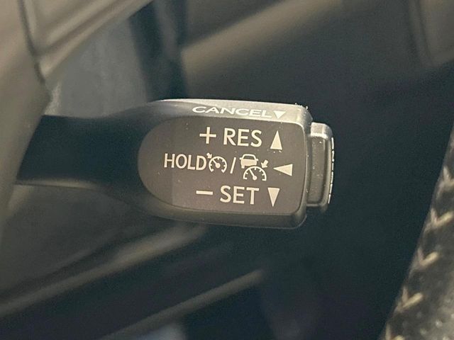【レーダークルーズコントロール】高速道路での長距離走行が楽に！！自動で速度を保つクルーズコントロールが、衝突軽減システムと連携し、前方の車両を感知して車間を保つように速度調節してくれます！！