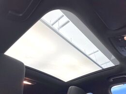 ●パノラミックスライディングルーフ：：大迫力のパノラマルーフは、後部座席にまで続いており、開放的な空間をお楽しみいただけます。