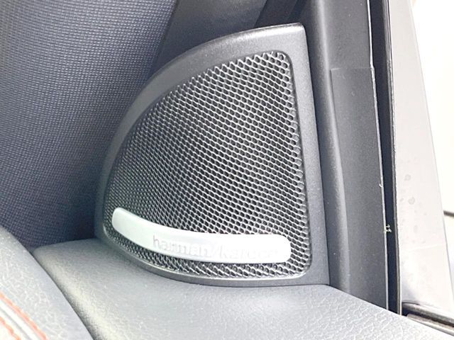 ●harman/kardonサウンドシステム：オーディオ専門メーカーが手掛けるプレミアムスピーカーを装備。多数のスピーカーから、音の粒立ちまで分かる高品質な音楽をお楽しみいただけます。