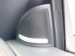 ●harman/kardonサウンドシステム：オーディオ専門メーカーが手掛けるプレミアムスピーカーを装備。多数のスピーカーから、音の粒立ちまで分かる高品質な音楽をお楽しみいただけます。