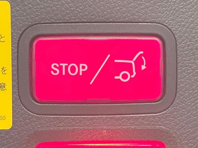 ●電動リアゲート：ワンタッチでリアゲートの開閉ができ、荷物などで両手が塞がっている状態でも簡単に開閉ができる便利機能です。